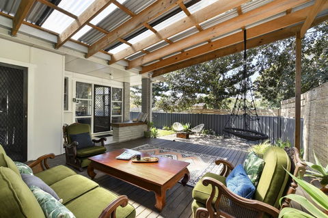 UMINA BEACH KOKOMO- Walk To The Beach, FAMILY And PET FRIENDLY Set Of 3 Vintage Original Holiday Flats & Vintage Caravan And Bat - Sydney 4u 2