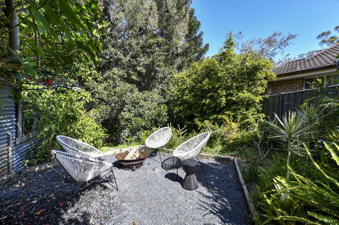 UMINA BEACH KOKOMO- Walk To The Beach, FAMILY And PET FRIENDLY Set Of 3 Vintage Original Holiday Flats & Vintage Caravan And Bat - Sydney 4u 3