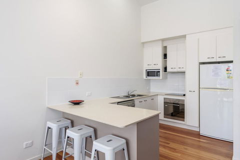 Unit 2 Rainbow Surf - Modern, Double Storey Townhouse With Large Shared Pool, Close To Beach And Shops - Sydney 4u 1