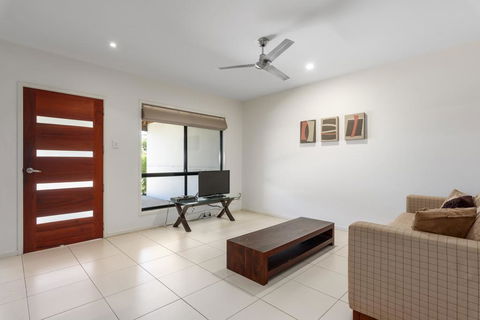 Unit 2 Rainbow Surf - Modern, Double Storey Townhouse With Large Shared Pool, Close To Beach And Shops - Sydney 4u 2