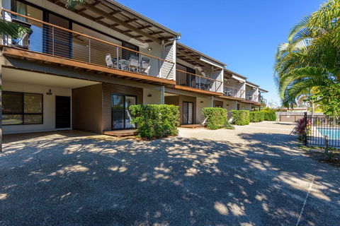Unit 2 Rainbow Surf - Modern, Double Storey Townhouse With Large Shared Pool, Close To Beach And Shops - Sydney 4u 0