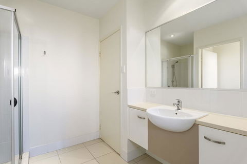 Unit 2 Rainbow Surf - Modern, Double Storey Townhouse With Large Shared Pool, Close To Beach And Shops - Sydney 4u 3
