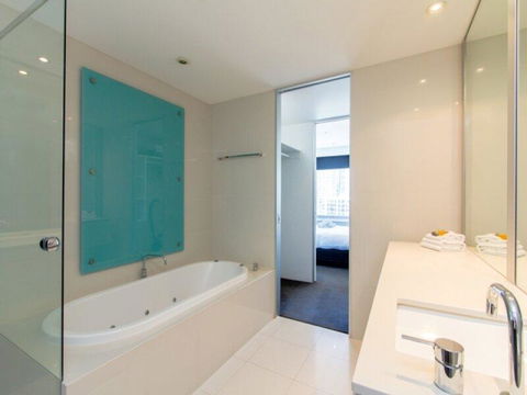 Upmarket Resort At Beach Surfers Paradise URGC - Accommodation Sydney 1
