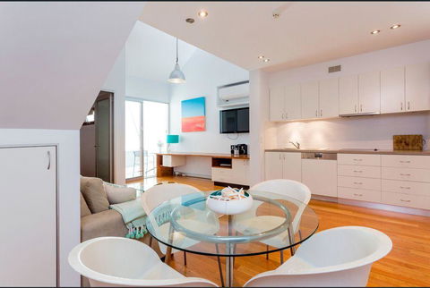 Urban Paradise Minutes From The Markets - Sydney 4u 2