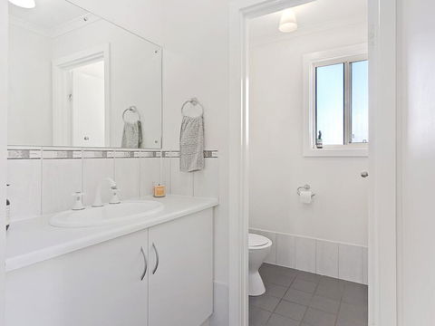 VALLEY VIEWS - 10 Valley Heights Drive - Sydney 4u 1