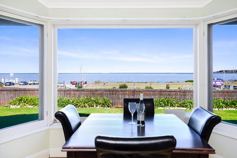 Victor Harbor Beachfront Bliss + WiFi - Sydney 4u 0