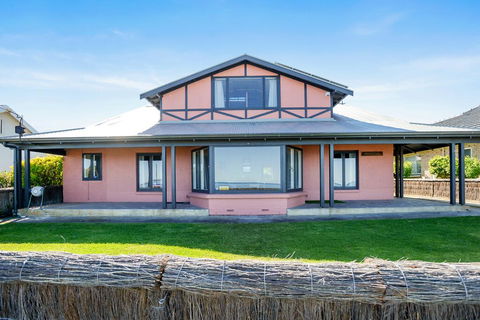 Victor Harbor Beachfront Bliss + WiFi - Sydney 4u 1