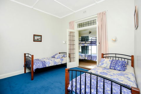 Victor Harbor Beachfront Bliss + WiFi - Sydney 4u 3