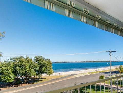 VIEWS VIEWS VIEWS! Front Top Floor Waterfront Unit - Chnook Apartments South Esp, Bongaree - Sydney 4u 0