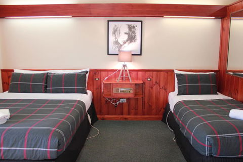 Village Family Motor Inn - Sydney 4u 1