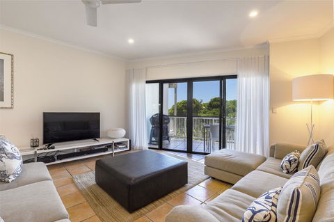 Wake Up To Ocean Views In Stylish Comfort - Sydney 4u 2