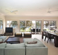Wangi Lakehouse - renovated Lake Macquarie lakefront Location - Sydney 4u