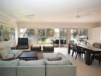 Wangi Lakehouse - renovated Lake Macquarie lakefront Location