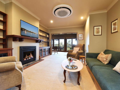 Wangi Waterfront Delight Estate - Waterfront Reserve Home - Accommodation Sydney 1