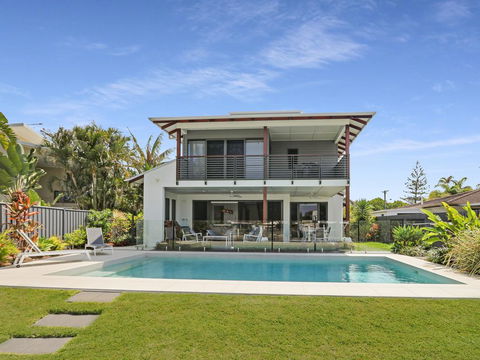 WATERFRONT HOME BORDERING MOOLOOLABA - Sydney 4u 0