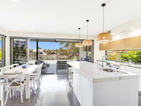WATERFRONT HOME BORDERING MOOLOOLABA - Sydney 4u 3
