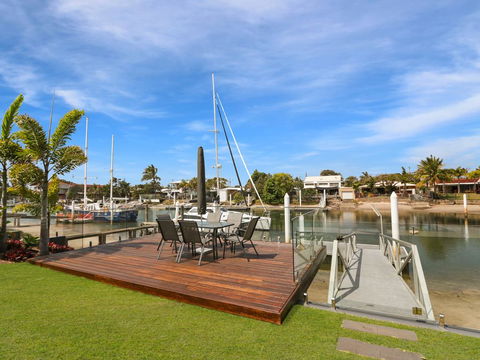 WATERFRONT HOME BORDERING MOOLOOLABA - Sydney 4u 1
