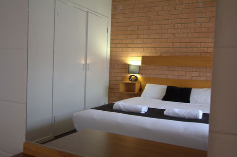 Blue Whale Motor Inn & Apartments - Sydney 4u 24