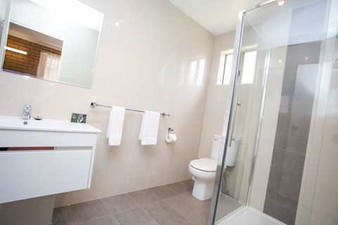 Blue Whale Motor Inn & Apartments - Sydney 4u 7