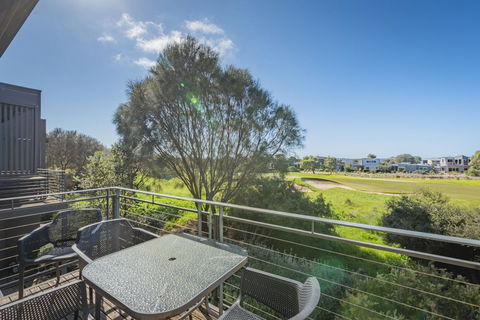 Stylish 3 Bedroom Townhouse - Free Parking - Accommodation Sydney 13