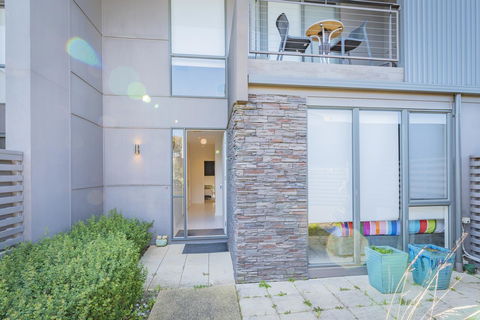 Stylish 3 Bedroom Townhouse - Free Parking - Accommodation Sydney 0