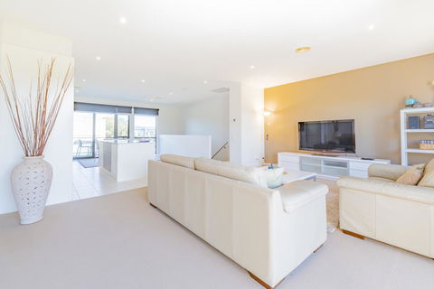 Stylish 3 Bedroom Townhouse - Free Parking - Accommodation Sydney 4