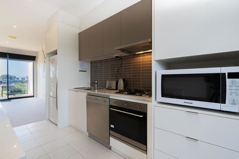 Stylish 3 Bedroom Townhouse - Free Parking - Accommodation Sydney 10