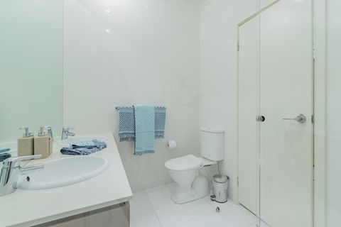 Stylish 3 Bedroom Townhouse - Free Parking - Accommodation Sydney 18