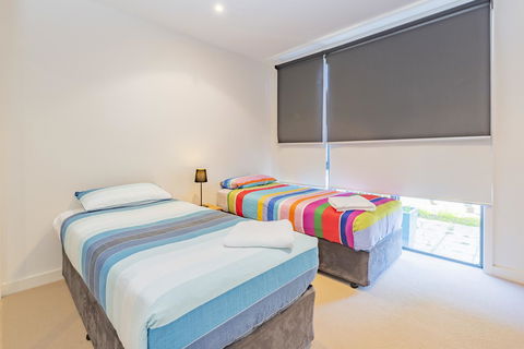 Stylish 3 Bedroom Townhouse - Free Parking - Accommodation Sydney 8