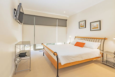 Stylish 3 Bedroom Townhouse - Free Parking - Accommodation Sydney 19