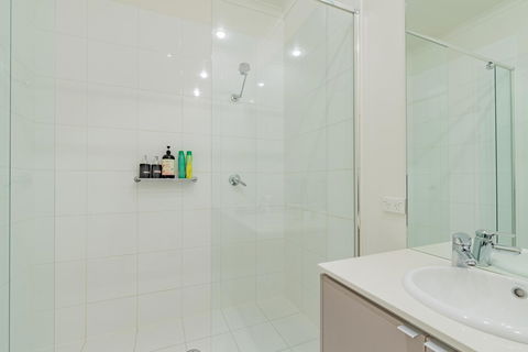 Stylish 3 Bedroom Townhouse - Free Parking - Accommodation Sydney 17