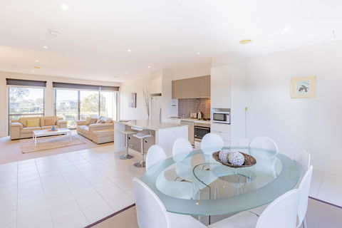 Stylish 3 Bedroom Townhouse - Free Parking - Accommodation Sydney 2
