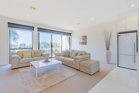 Stylish 3 Bedroom Townhouse - Free Parking - Accommodation Sydney 16