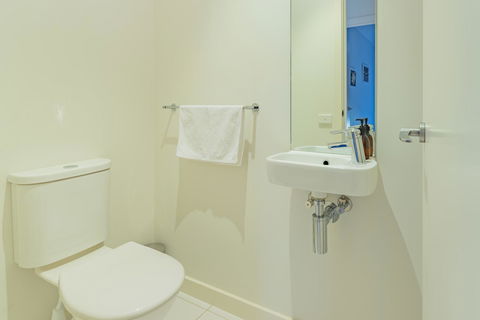 Stylish 3 Bedroom Townhouse - Free Parking - Accommodation Sydney 22