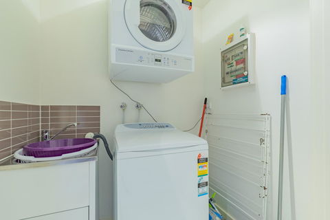 Stylish 3 Bedroom Townhouse - Free Parking - Accommodation Sydney 21