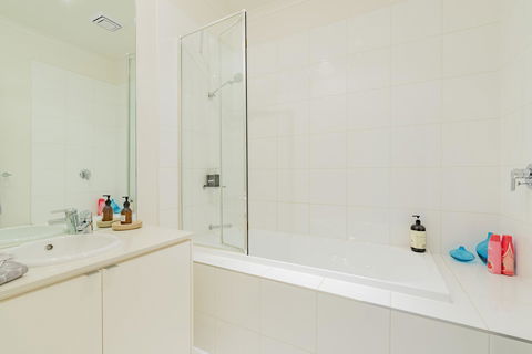 Stylish 3 Bedroom Townhouse - Free Parking - Accommodation Sydney 23