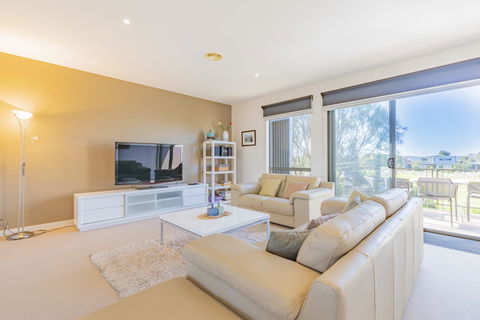 Stylish 3 Bedroom Townhouse - Free Parking - Accommodation Sydney 9