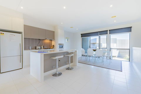Stylish 3 Bedroom Townhouse - Free Parking - Accommodation Sydney 3