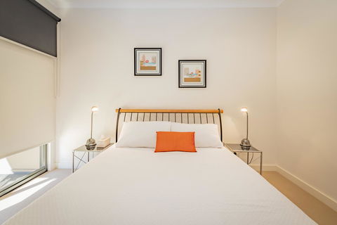 Stylish 3 Bedroom Townhouse - Free Parking - Accommodation Sydney 6