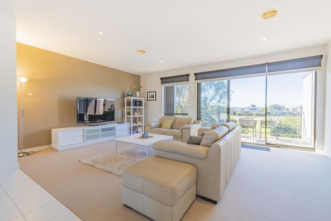 Stylish 3 Bedroom Townhouse - Free Parking - Accommodation Sydney 15