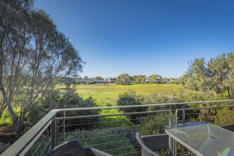 Stylish 3 Bedroom Townhouse - Free Parking - Accommodation Sydney 12