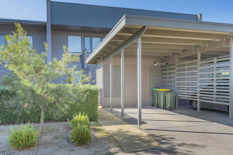Stylish 3 Bedroom Townhouse - Free Parking - Accommodation Sydney 24