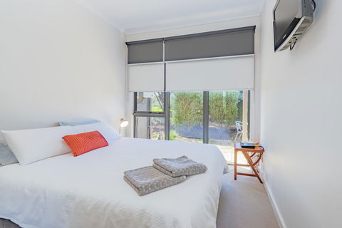 Stylish 3 Bedroom Townhouse - Free Parking - Accommodation Sydney 7