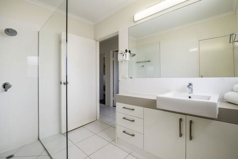 Sunseeker Holiday Apartments - Sydney 4u 35