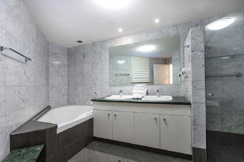 Emerald Noosa - Sydney 4u 10