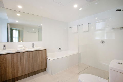Emerald Noosa - Sydney 4u 28