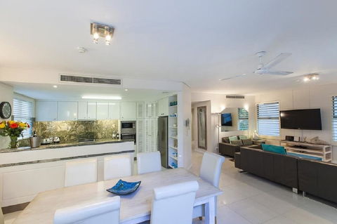 Emerald Noosa - Sydney 4u 9