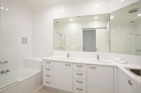 Noosa Shores Resort - Sydney 4u 1