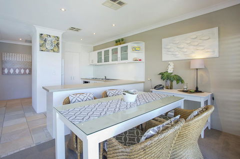 Noosa Shores Resort - Sydney 4u 24