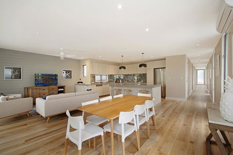 Jacaranda Noosa - Sydney 4u 17